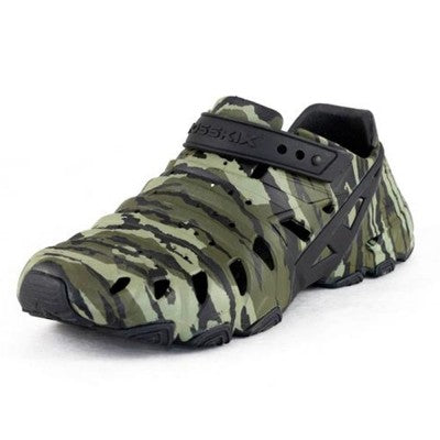 Crosskix 2.0 Bottomlands camouflage shoe by Mossy Oak shown from three-quarter front angle, displaying the olive green and black woodland camouflage pattern