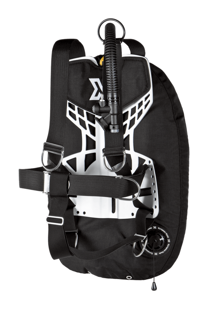 XDEEP NX ZEN Standard – close-up of inflator hose connection and upper harness assembly