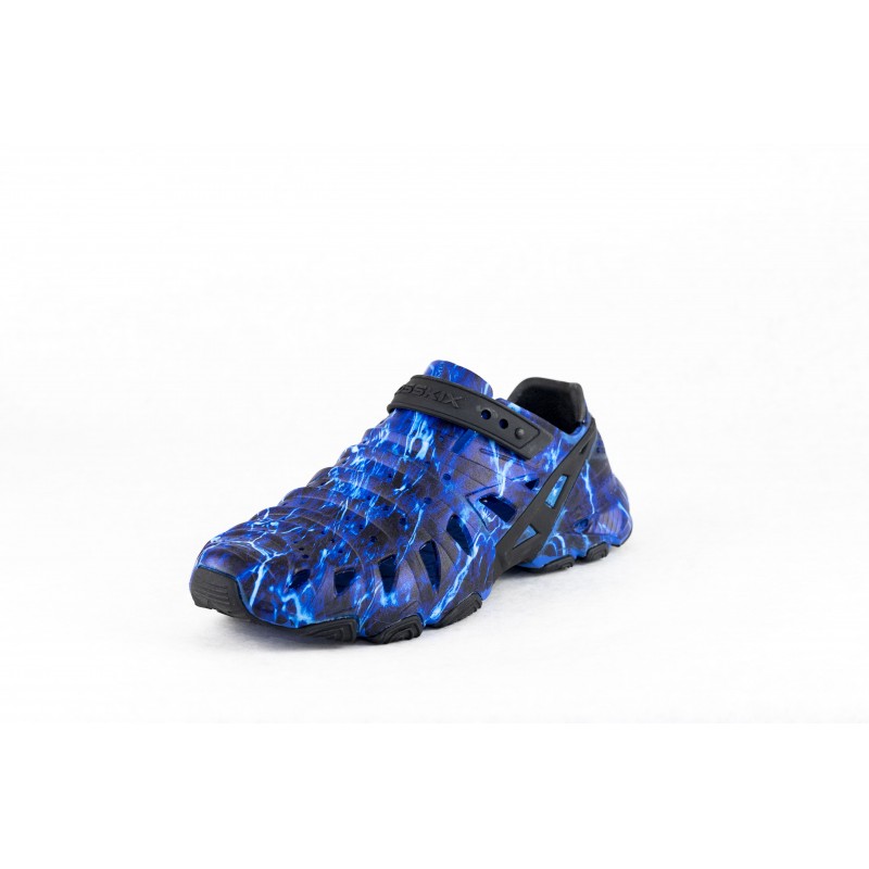 Three-quarter angle view of Crosskix 2.0 Agua Marlin shoe showing blue Mossy Oak pattern upper and black adjustable heel strap